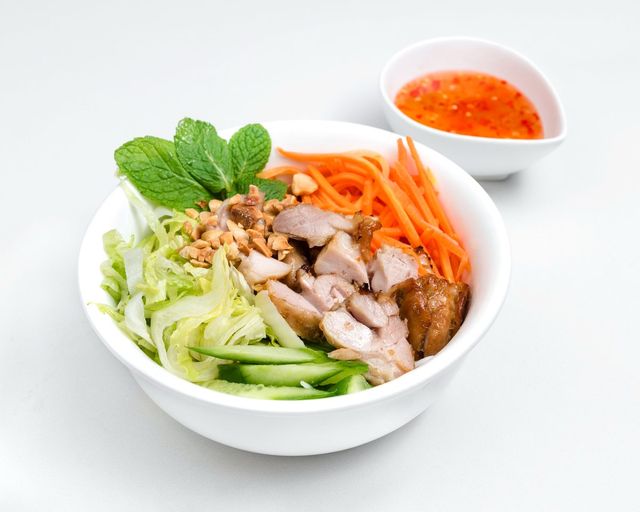 Vermicelli noodles with lemongrass chicken